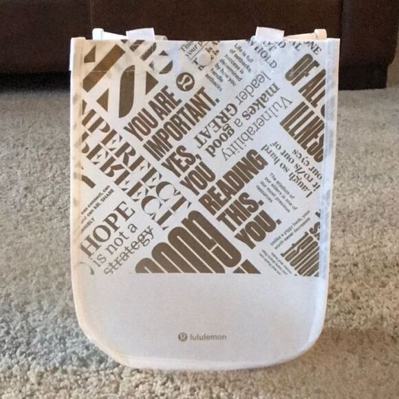 NWT WHITE LULULEMON CUTE BAG! - Picture 1 of 3